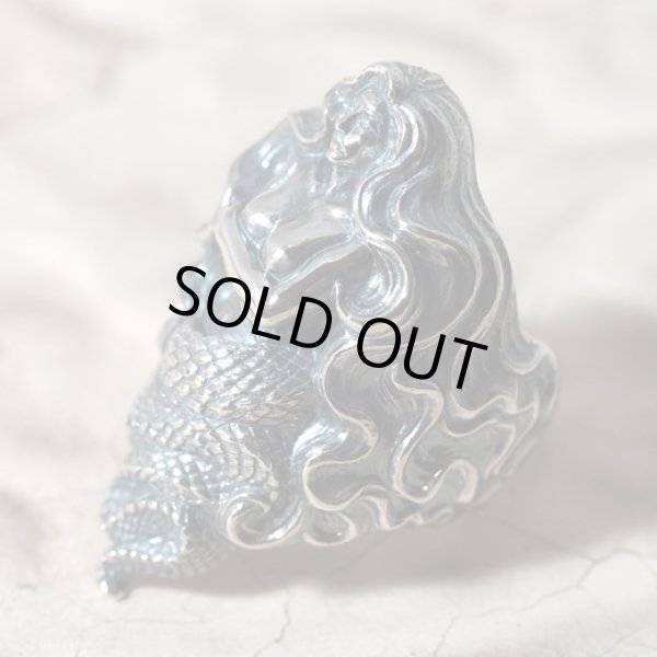 女性の半身と蛇の尾を持つ魔物ラミアのシルバーリング