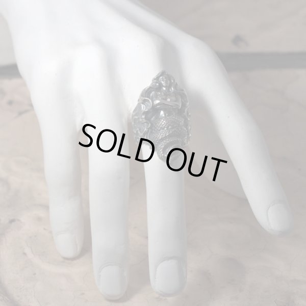 女性の半身と蛇の尾を持つ魔物ラミアのシルバーリング