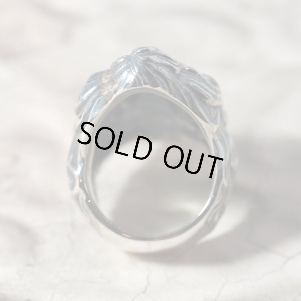 女性の半身と蛇の尾を持つ魔物ラミアのシルバーリング