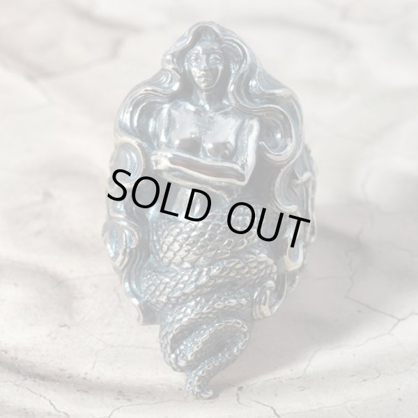 女性の半身と蛇の尾を持つ魔物ラミアのシルバーリング