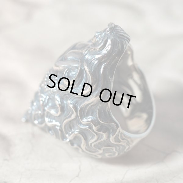 女性の半身と蛇の尾を持つ魔物ラミアのシルバーリング