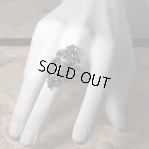 女性の半身と蛇の尾を持つ魔物ラミアのシルバーリング