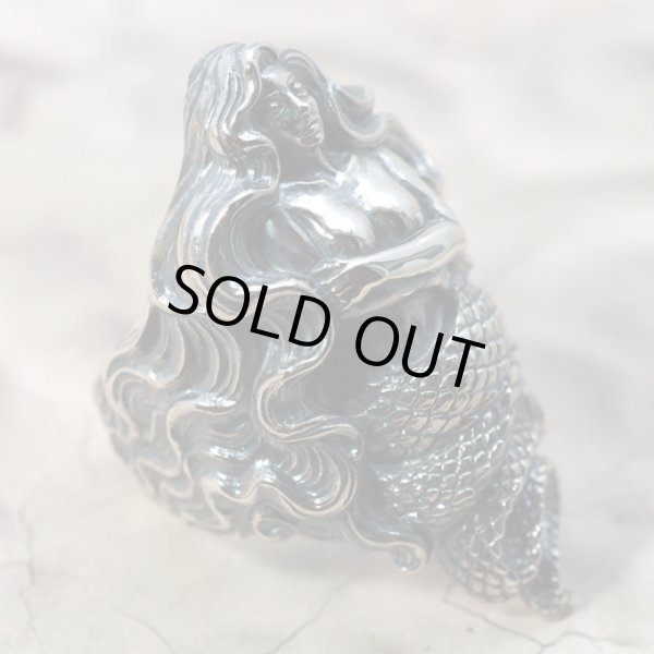 女性の半身と蛇の尾を持つ魔物ラミアのシルバーリング