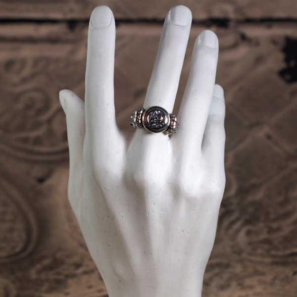 ライオンが彫刻されたゴシック調のストーンリング｜Guardia/ガルディア