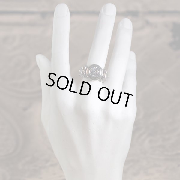 ライオンが彫刻されたゴシック調のストーンリング｜Guardia/ガルディア