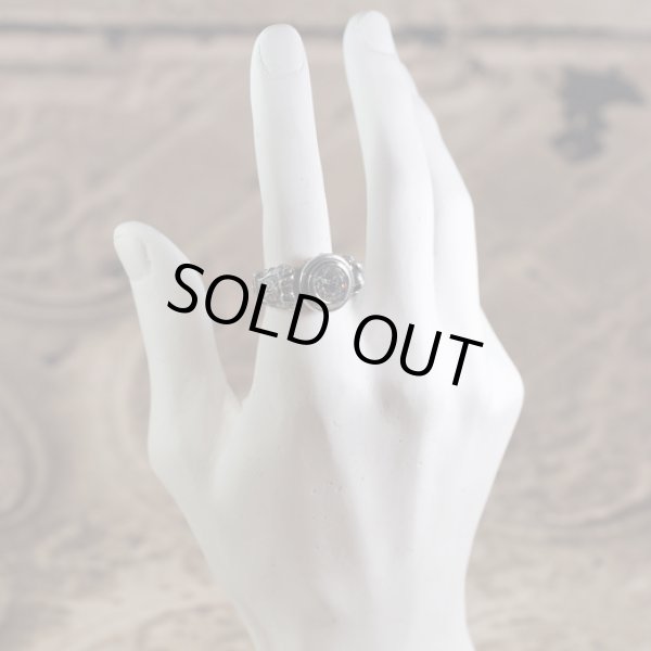 ライオンが彫刻されたゴシック調のストーンリング｜Guardia/ガルディア