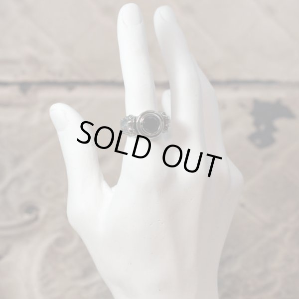 ライオンが彫刻されたゴシック調のストーンリング｜Guardia/ガルディア