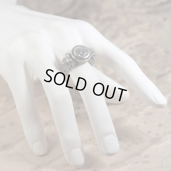 ライオンが彫刻されたゴシック調のストーンリング｜Guardia/ガルディア