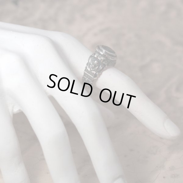 ライオンが彫刻されたゴシック調のストーンリング｜Guardia/ガルディア