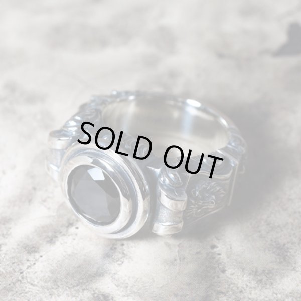 ライオンが彫刻されたゴシック調のストーンリング｜Guardia/ガルディア