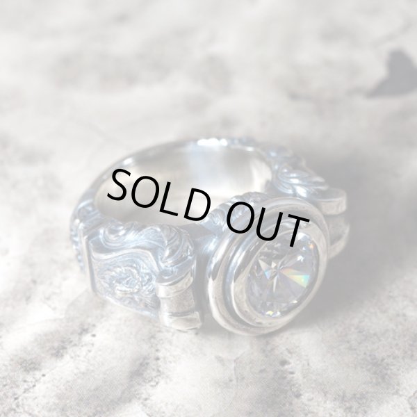 ライオンが彫刻されたゴシック調のストーンリング｜Guardia/ガルディア