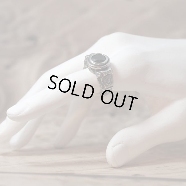 ライオンが彫刻されたゴシック調のストーンリング｜Guardia/ガルディア