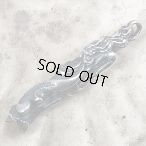 女性の彫像をモチーフにしたシルバーペンダント｜Guardia/ガルディア