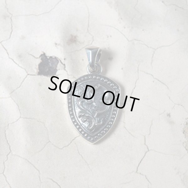 小振りな盾のシルバーペンダント｜Guardia/ガルディア