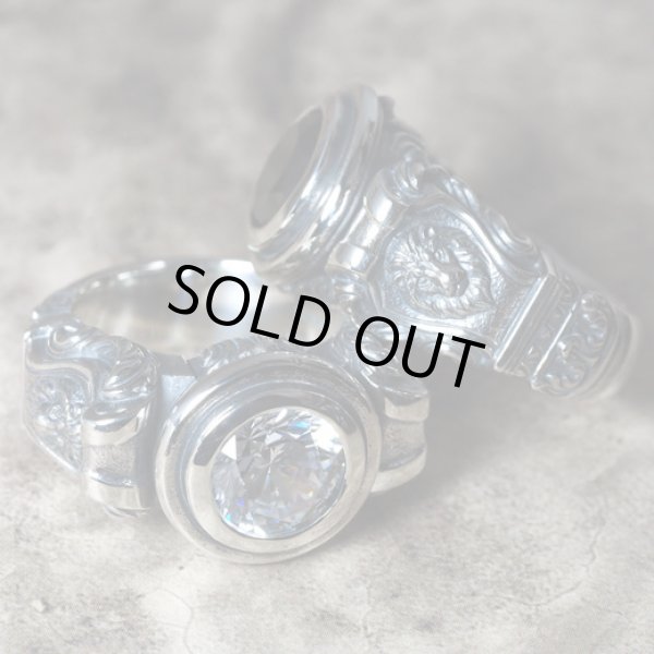 ライオンが彫刻されたゴシック調のストーンリング｜Guardia/ガルディア