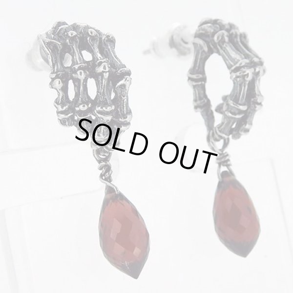 ボーンハンドピアス(ガーネット)