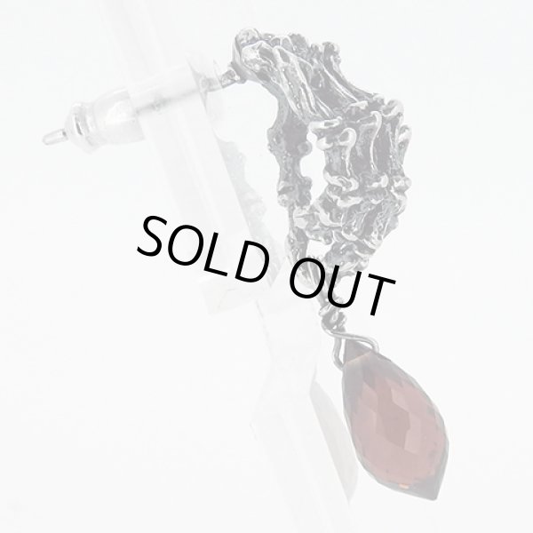 ボーンハンドピアス(ガーネット)