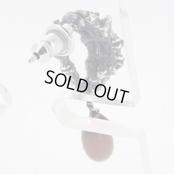 ボーンハンドピアス(ガーネット)