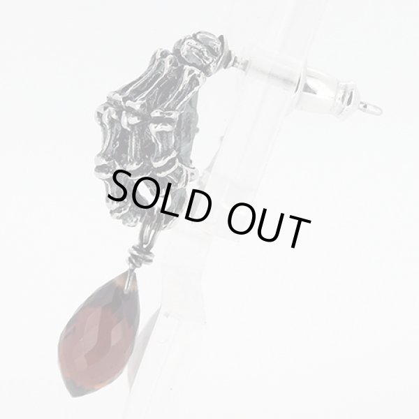 ボーンハンドピアス(ガーネット)