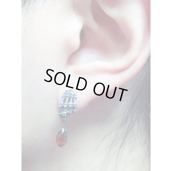 ボーンハンドピアス(ガーネット)