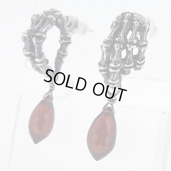 ボーンハンドピアス(ガーネット)