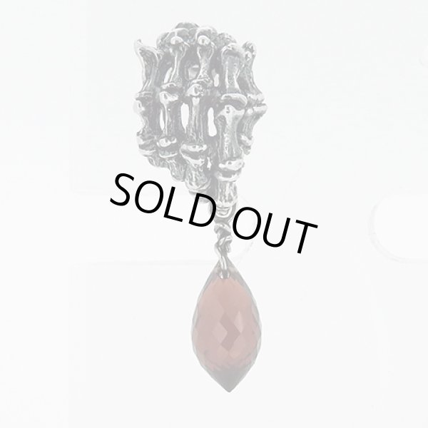 ボーンハンドピアス(ガーネット)