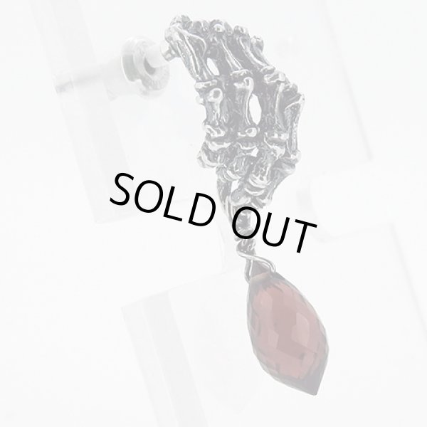 ボーンハンドピアス(ガーネット)