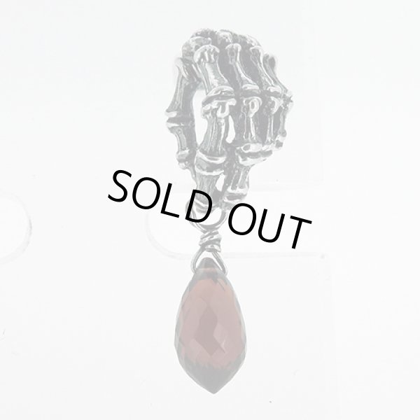 ボーンハンドピアス(ガーネット)