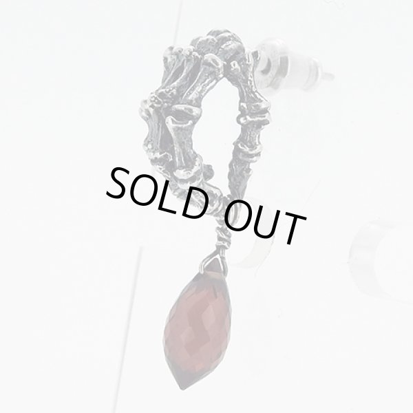 ボーンハンドピアス(ガーネット)