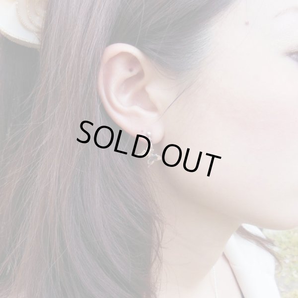 ピンクに輝く蝶のシンプルピアス　蝶のアクセサリーageha（アゲハ）