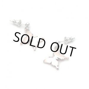 画像: アゲハ/ピンクに輝く蝶のシンプルピアス｜FUNKOUTS-ageha