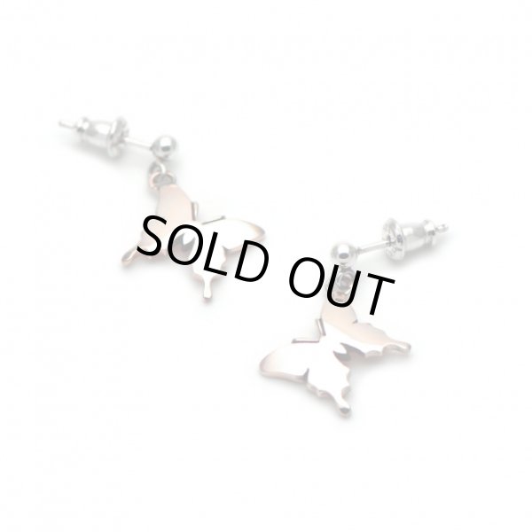 ピンクに輝く蝶のシンプルピアス　蝶のアクセサリーageha（アゲハ）