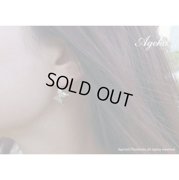 輝く蝶のシンプルピアス　蝶のアクセサリーageha（アゲハ）