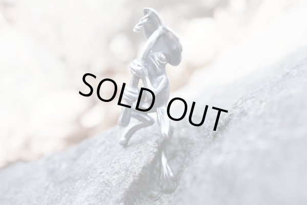 【シルバー キーホルダー】カエルのキーホルダー｜gush（ガッシュ）