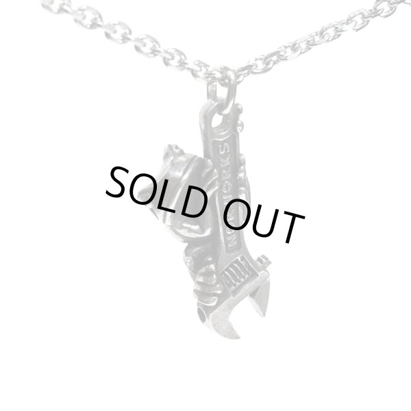 ノアワークス/レンチにしがみつくカエルネックレス｜NORWORKS