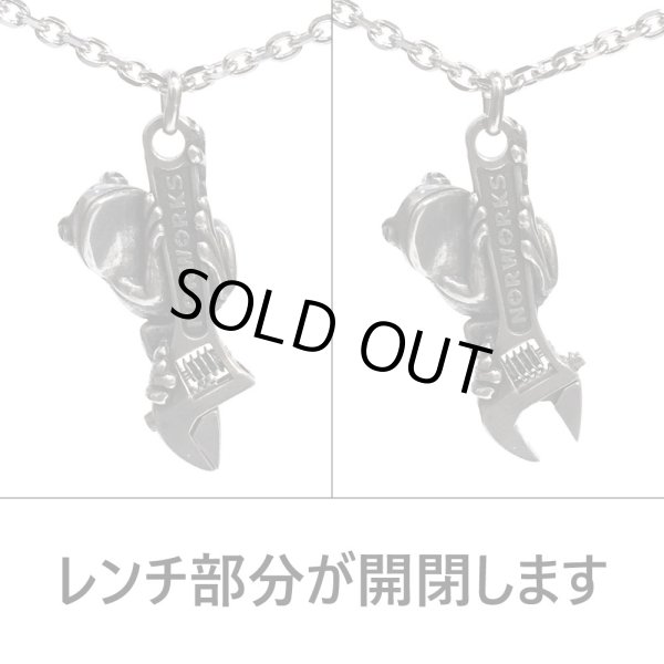 ノアワークス/レンチにしがみつくカエルネックレス｜NORWORKS