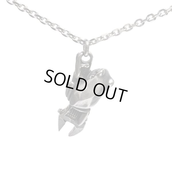 ノアワークス/レンチにしがみつくカエルネックレス｜NORWORKS