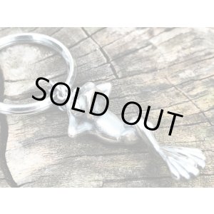 画像: ガッシュ/【シルバー キーホルダー】のんびりカエルのキーホルダー｜gush