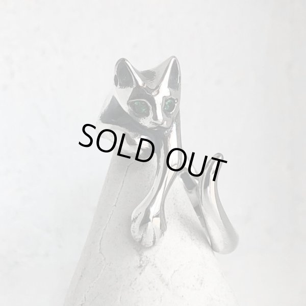 【ネコ シルバーリング】緑の瞳の指に絡みつく猫リング｜gush（ガッシュ）