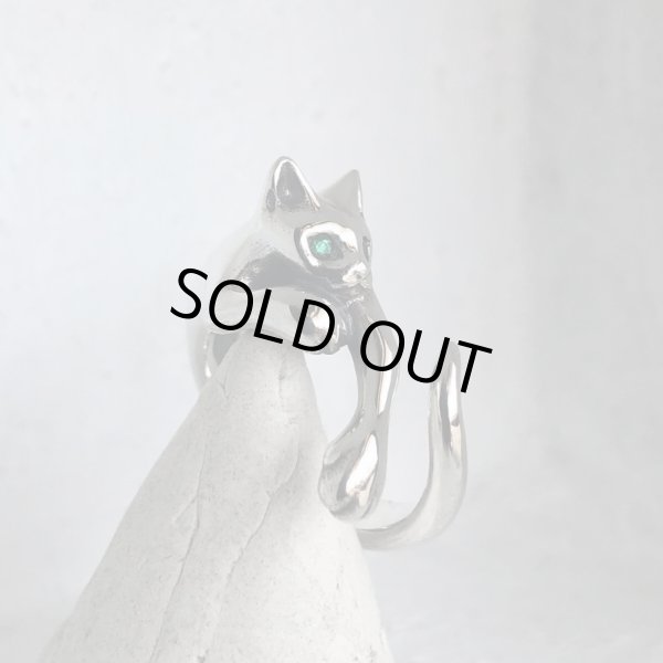 【ネコ シルバーリング】緑の瞳の指に絡みつく猫リング｜gush（ガッシュ）