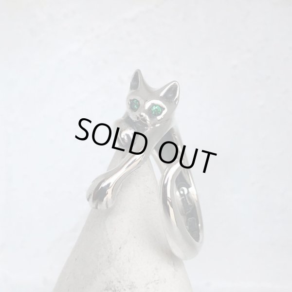 【ネコ シルバーリング】緑の瞳の指に絡みつく猫リング｜gush（ガッシュ）
