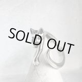 画像: ガッシュ/【ネコ シルバーリング】緑の瞳の指に絡みつく猫リング｜gush