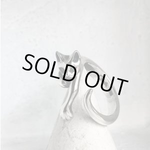 画像: ガッシュ/【ネコ シルバーリング】緑の瞳の指に絡みつく猫リング｜gush