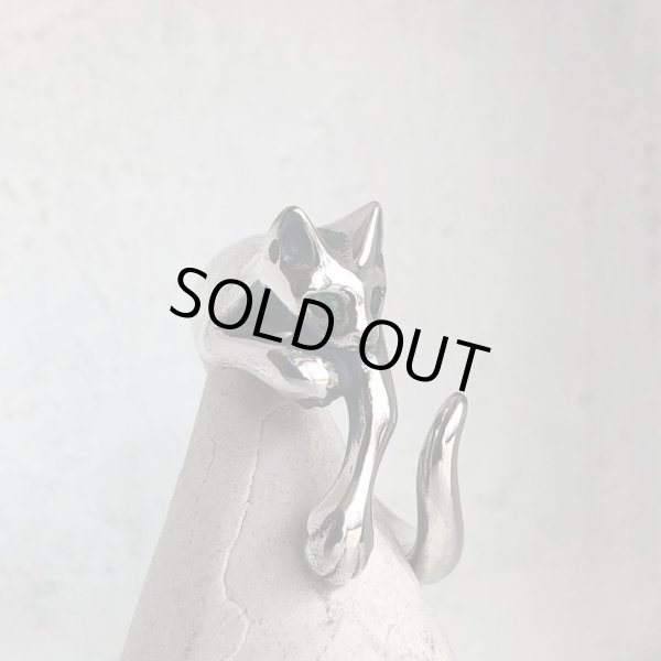 【ネコ シルバーリング】緑の瞳の指に絡みつく猫リング｜gush（ガッシュ）