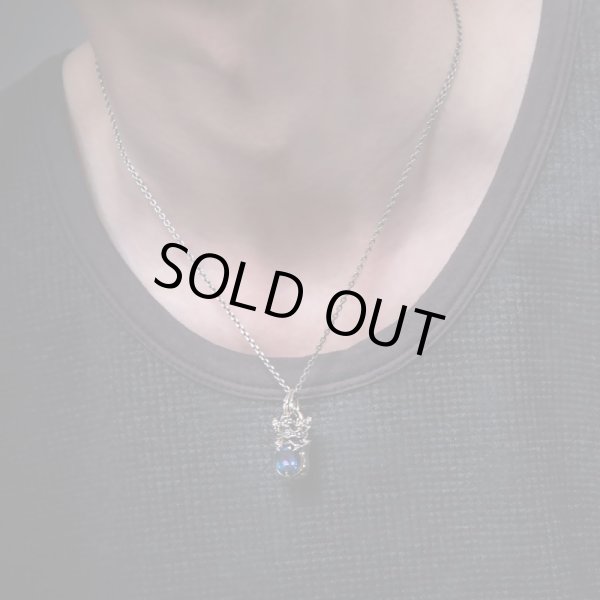 クラウンシールドペンダント ミスティッククォーツ（ブルー）/アルテミスキングス/Artemis Kings