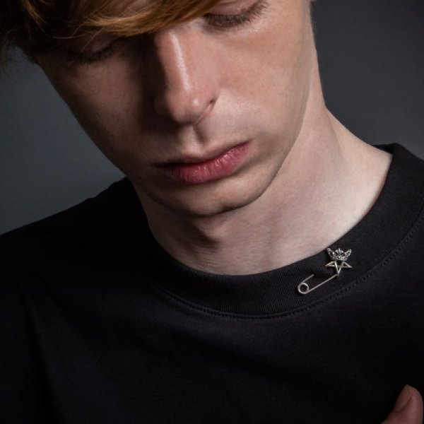 王冠五芒星セーフティピン 安全ピン/アルテミスキングス/ARTEMIS KINGS